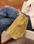 Bourses à paillettes sur mannequin en jeans