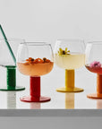Ensemble de verres aux pieds colorés
