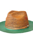 Chapeau vert en paille sur fond blanc