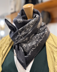 Foulard bleu marine cashmere sur mannequin