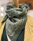 foulard vert en cashmere sur mannequin