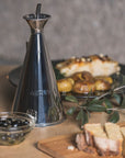 Huilier en acier inoxydable, avec système anti-gouttes. Parfait pour la cuisine et tout aussi élégant pour la table !