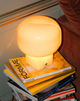 lampe allumée sur pile de livre