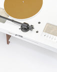 zoom sur le haut de l'enceinte, avec boutons et vinyle apparente