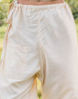 Pantalon en soie beige face sur mannequin