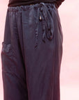 Zoom sur pantalon et cordon de serrage
