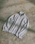 Pull gris sur le sol