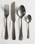 Collection marius de sabre sur nappe blanche