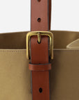 Zoom sur la boucle en cuir couleur cognac du sac leven Brady