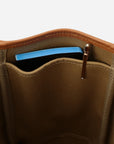 Zoom sur la poche intérieure du sac avec calepin et stylo