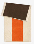 Serviette de plage marron et range