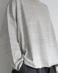 T shirt gris chiné sur mannequin de profil
