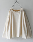 T shirt couleur naturel étendu sur ceintre