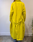 Trench dos porté par le mannequin