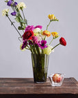 Photo du vase Alvar Aalto 22cm couleur transparente avec un bouquet de fleurs