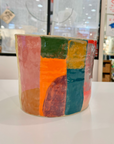 vase en ceramique avec des bandes de toutes les couleurs
