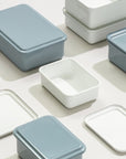 Boîte de conservation en métal émaillé, bleu/gris ou blanc. Idéal pour stocker les aliments au frigo ou encore pour vos préparations culinaires, à mettre au four directement