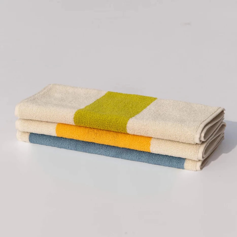 Serviettes pliées vert, jaune et bleu