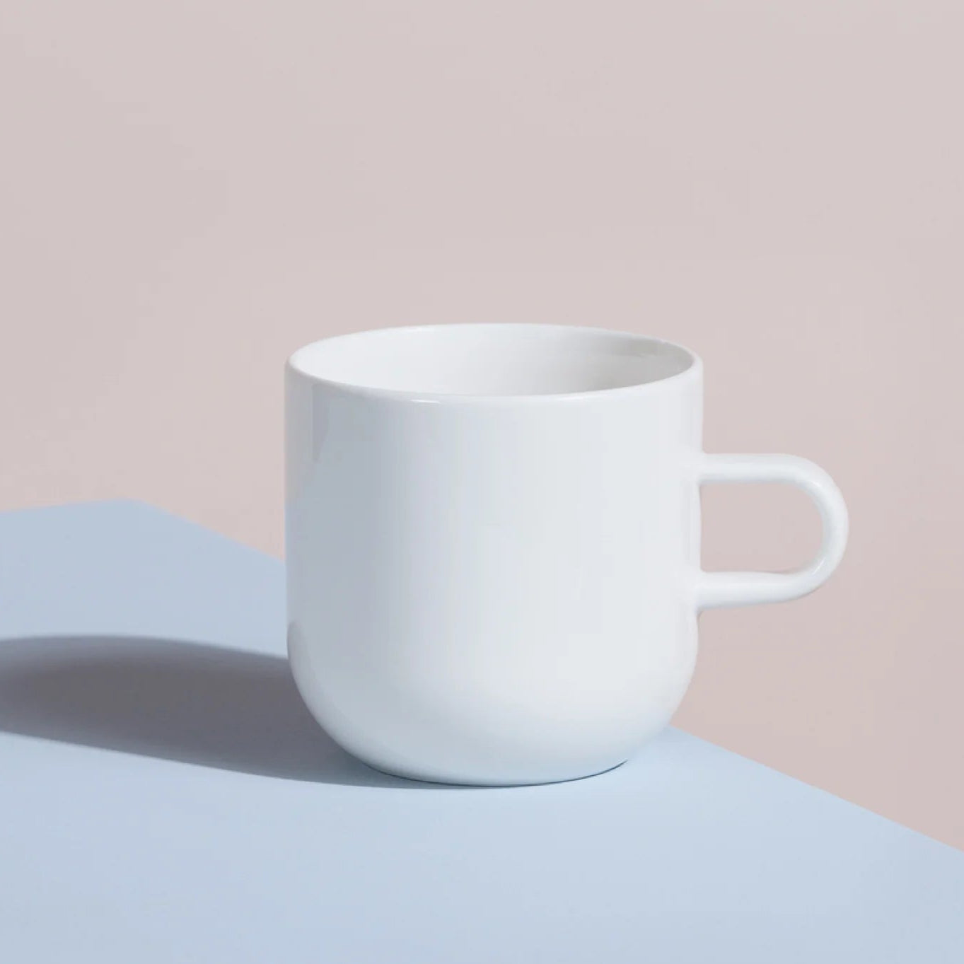 Grand mug blanc de la marque Acme