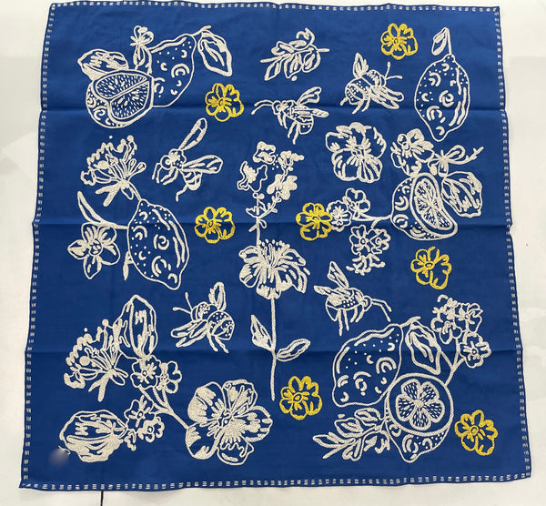 Foulard brodé à la main