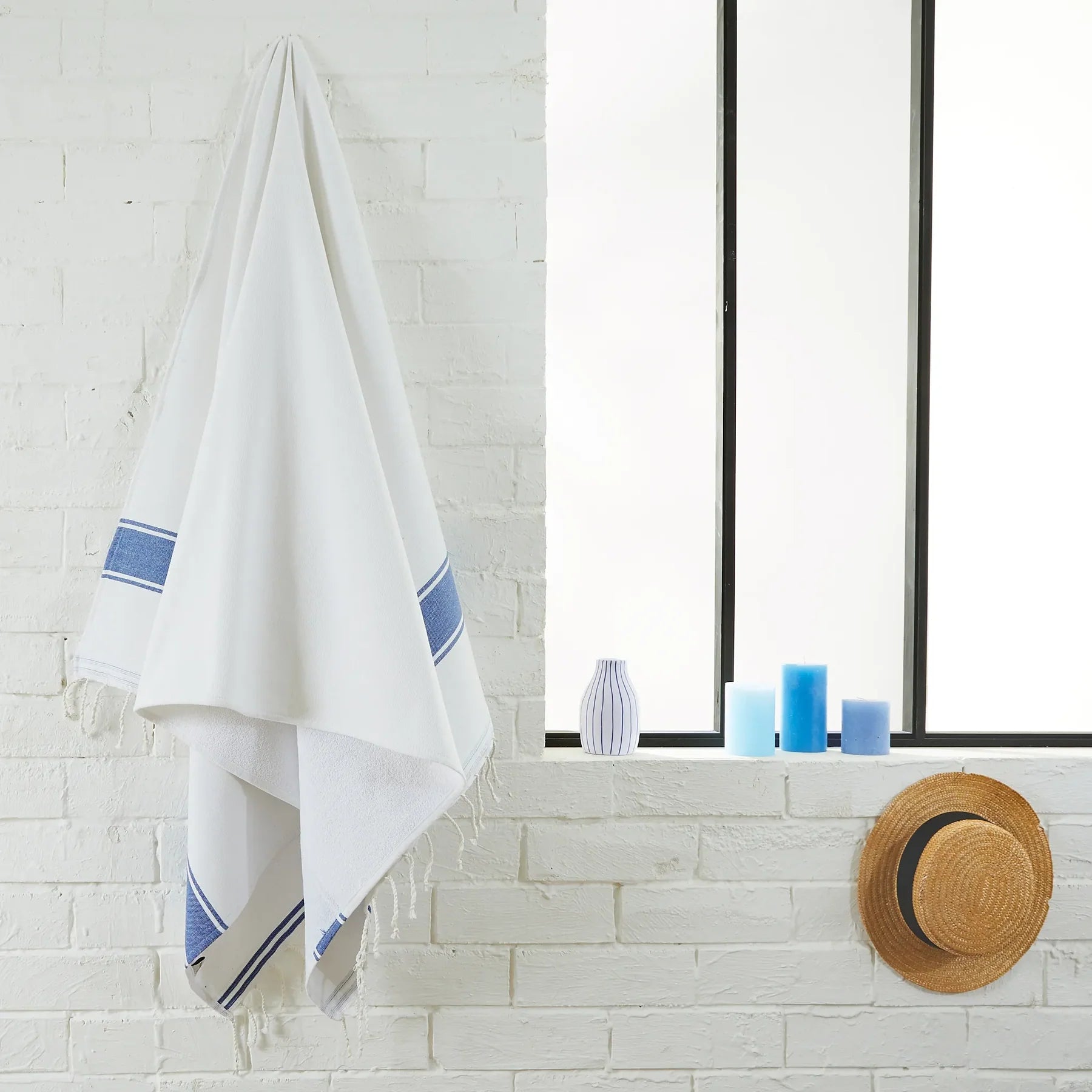 Fouta éponge étendue dans la salle de bain