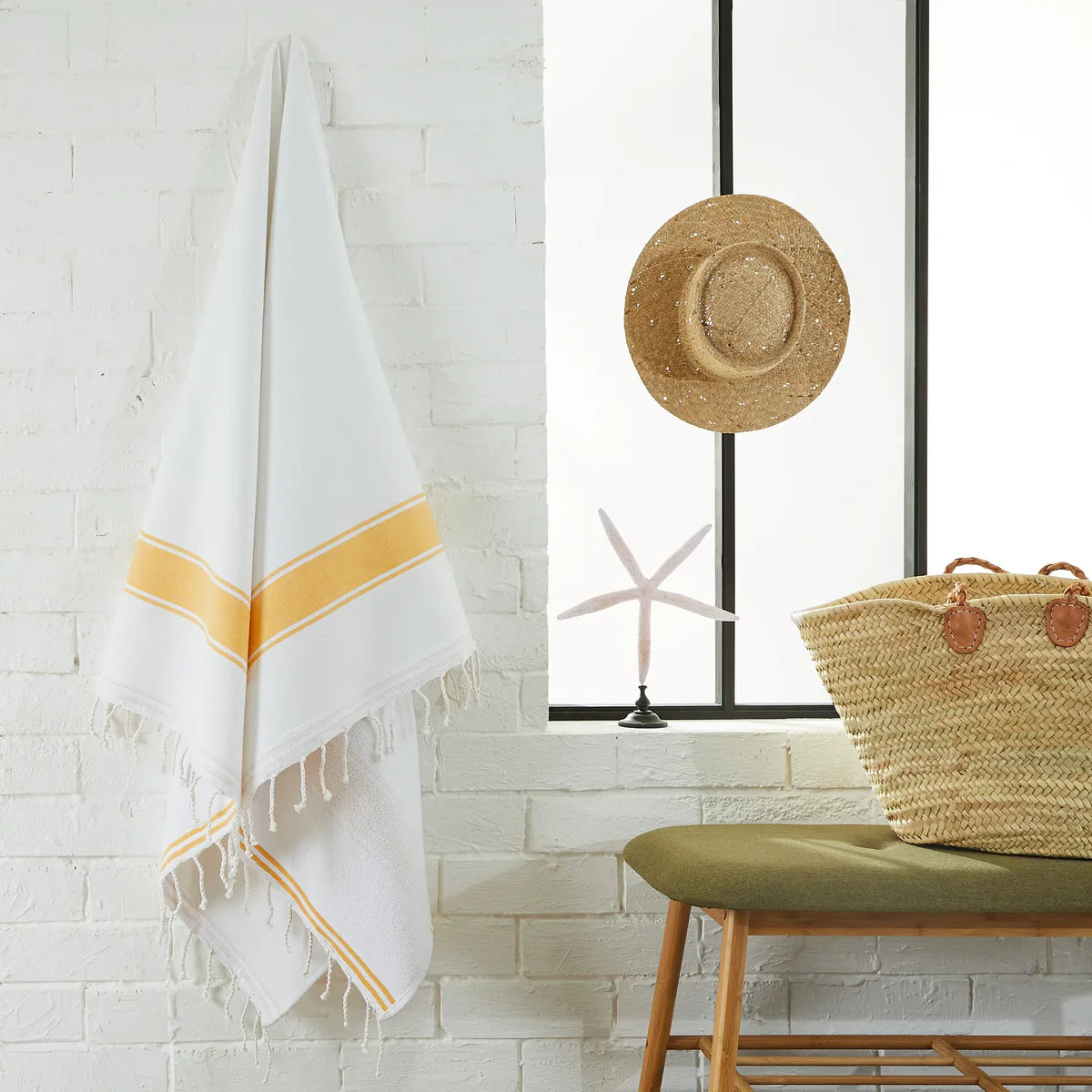 Fouta éponge étendue dans salle de bain