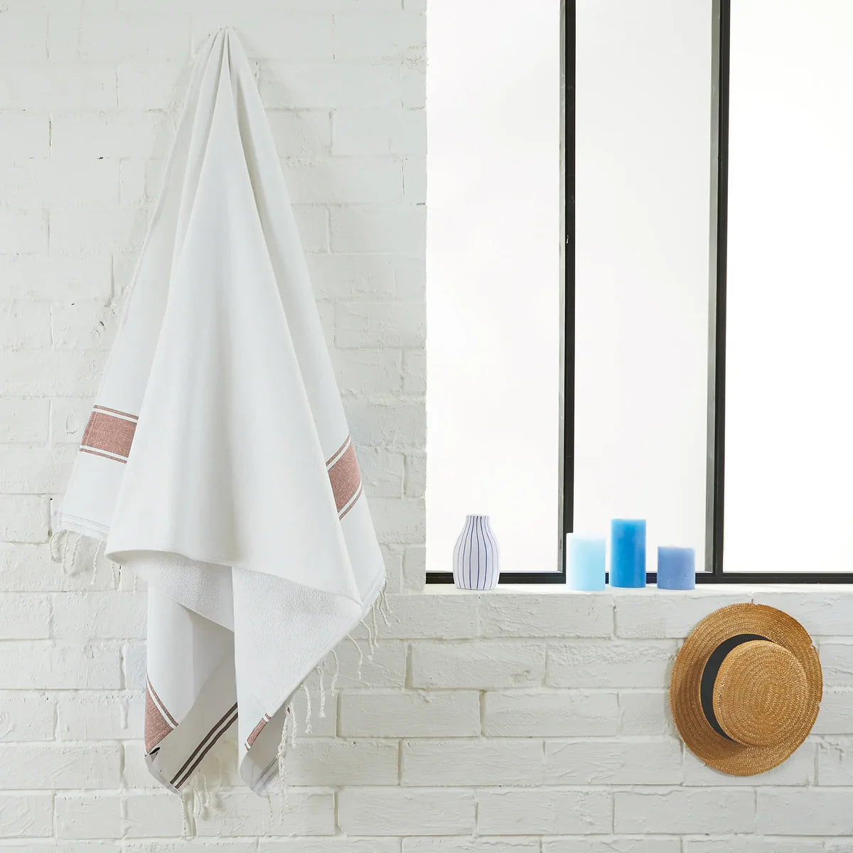 Fouta éponge rose poudrée étendue dans salle de bain