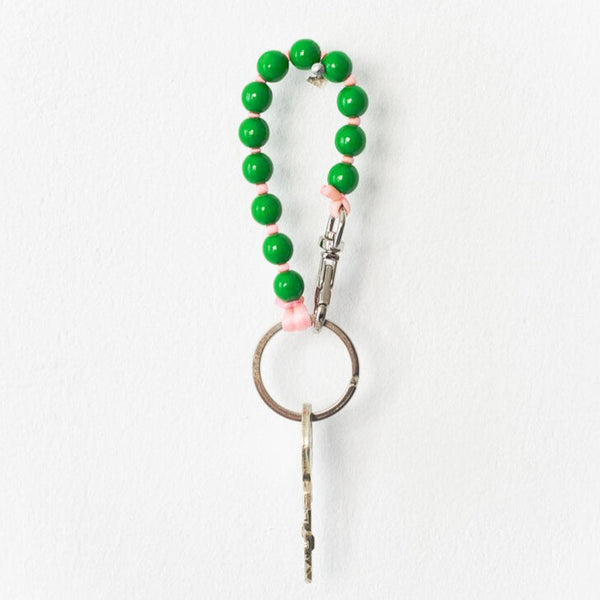 Porte-clés en bois peint vert.
