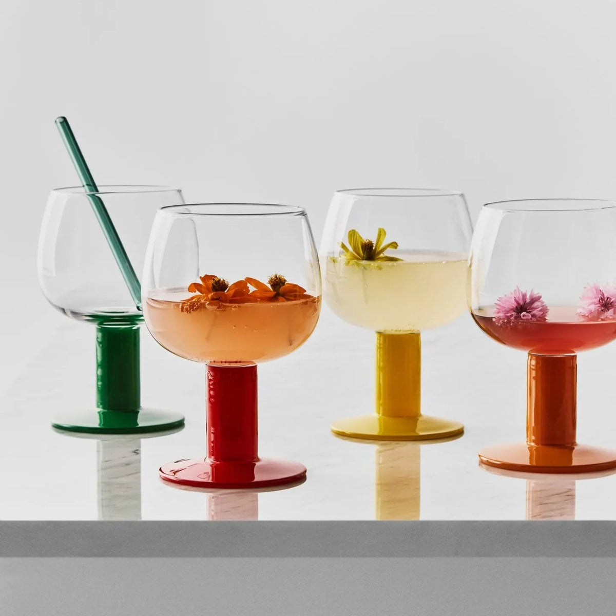 Ensemble de verres aux pieds colorés