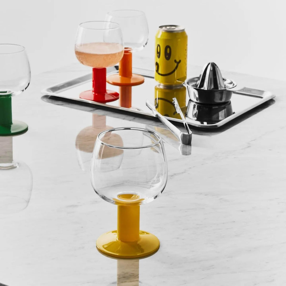 Ensemble de verres aux pieds colorés