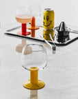 Ensemble de verres aux pieds colorés