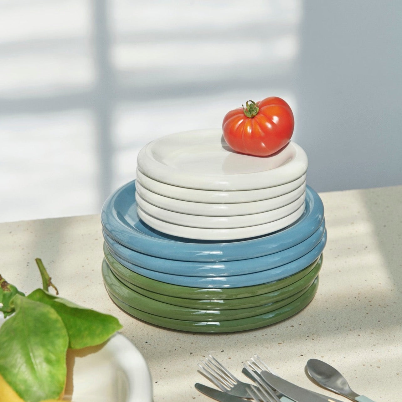 Assiettes Barro de hay, en grès émaillé brillant et différents coloris
