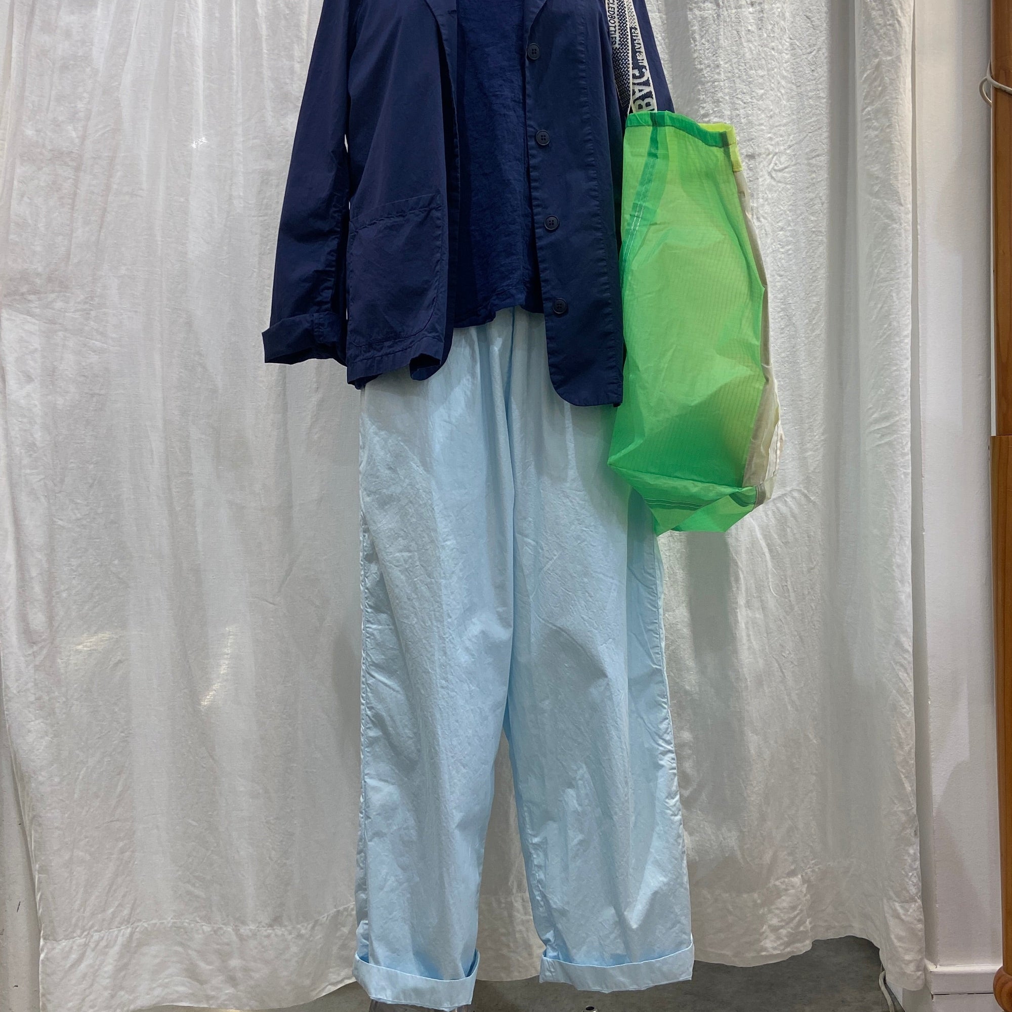 Pantalon bleu cyan sur mannequin