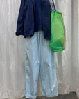 Pantalon bleu cyan sur mannequin