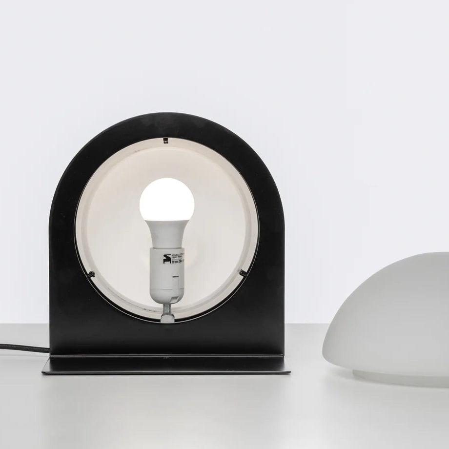 Interieur de la lampe avec le globe à coté