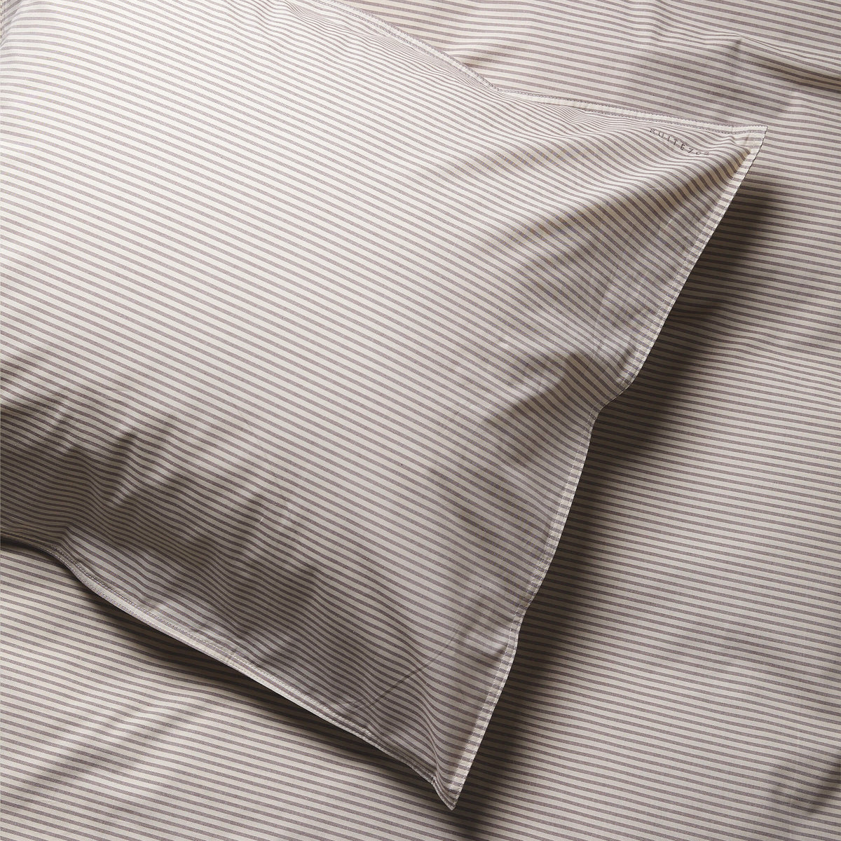 Taie d'oreiller 65x65 en percale de coton rayée marron