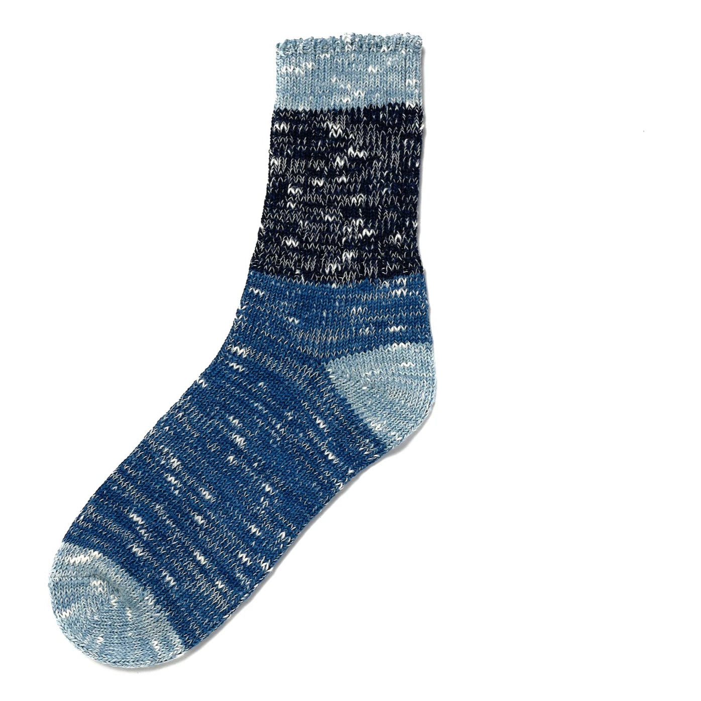 Au Japon, un vieux dicton dit : « Quarante-huit nuances d&#39;indigo ».

Cette paire de chaussettes est confectionnée à partir de fils indigo teints en neuf couleurs différentes, tricotés avec du fil blanc aux nœuds irréguliers, appelé fil flammé, qui fait ressortir la couleur indigo et crée une paire de chaussettes expressive.

Ces chaussettes à faible jauge sont tricotées lentement sur des machines à tricoter traditionnelles à Koryo-cho, dans la préfecture de Nara,