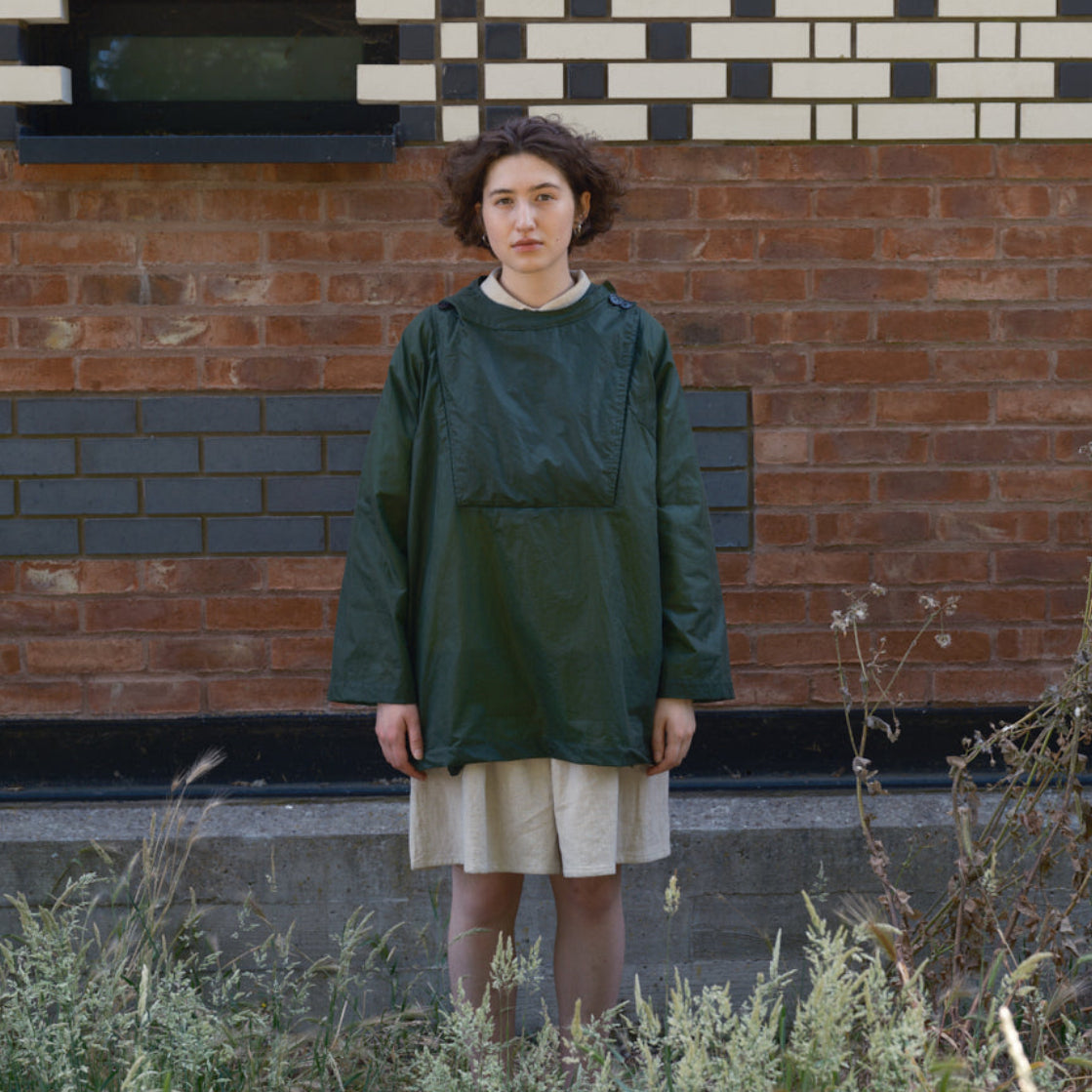 Veste sur fond en mur brique