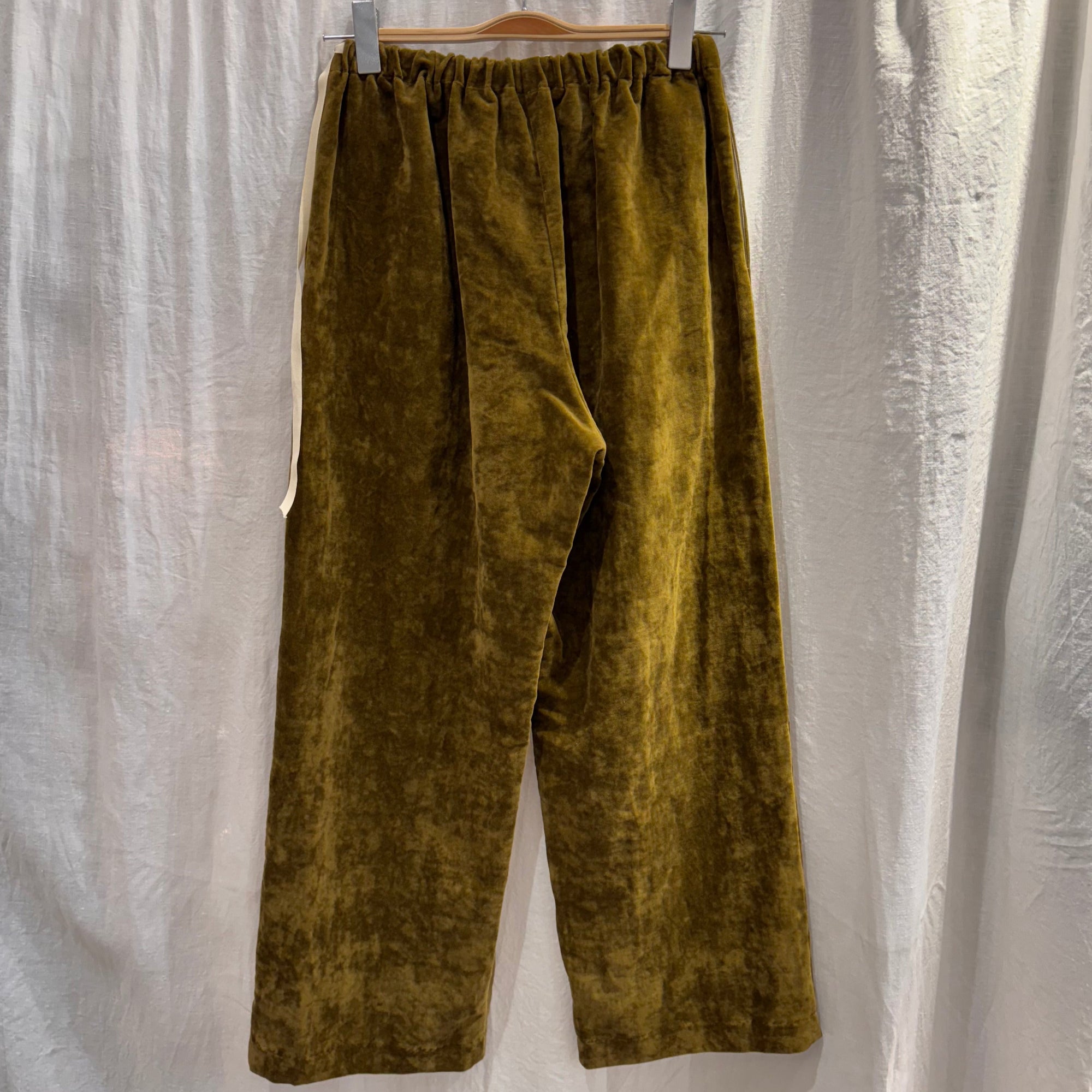 Arrière du pantalon en velours kaki ApuntoB