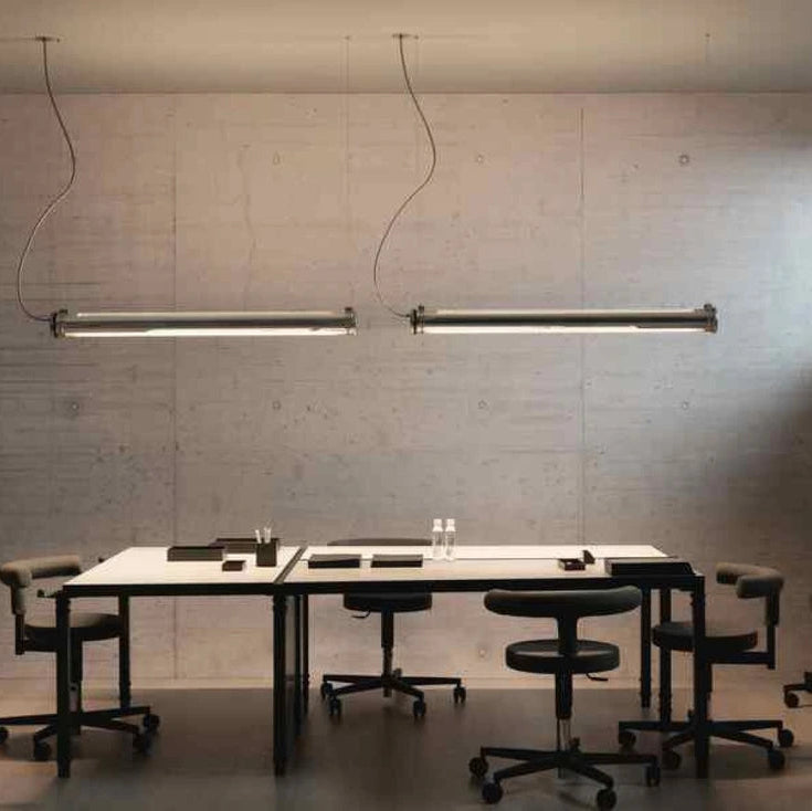 Suspension Brueghel au dessus d'une table de reunion