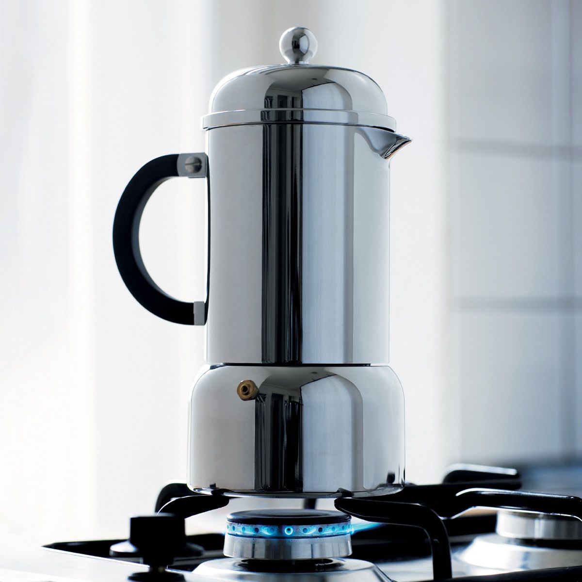 Cafetiere italienne en inox sur du gaz
