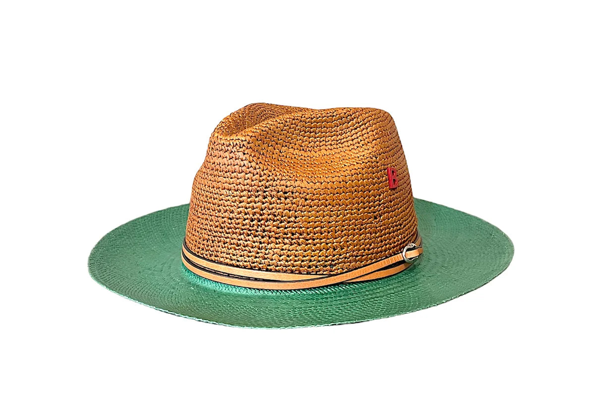 Chapeau vert en paille sur fond blanc