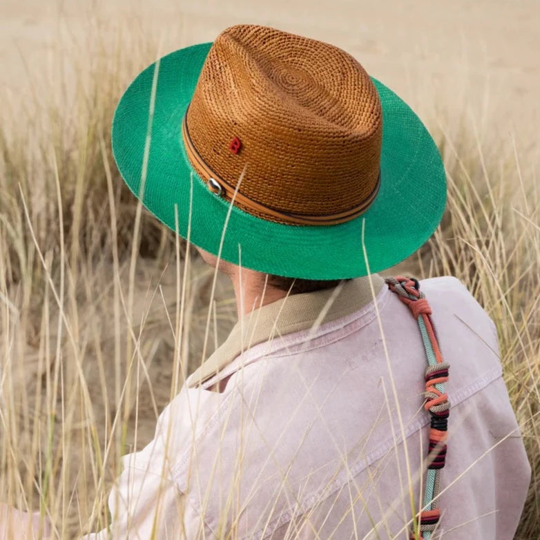 Chapeau vert en paille de panama et casquette en cuir