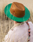 Chapeau vert en paille de panama et casquette en cuir