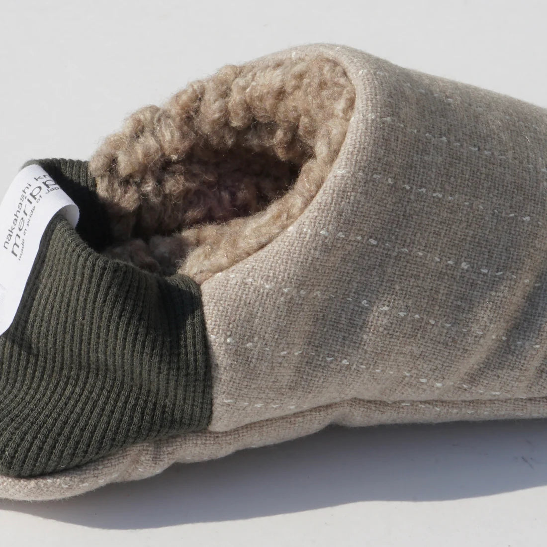 chaussons gris beige et kaki
