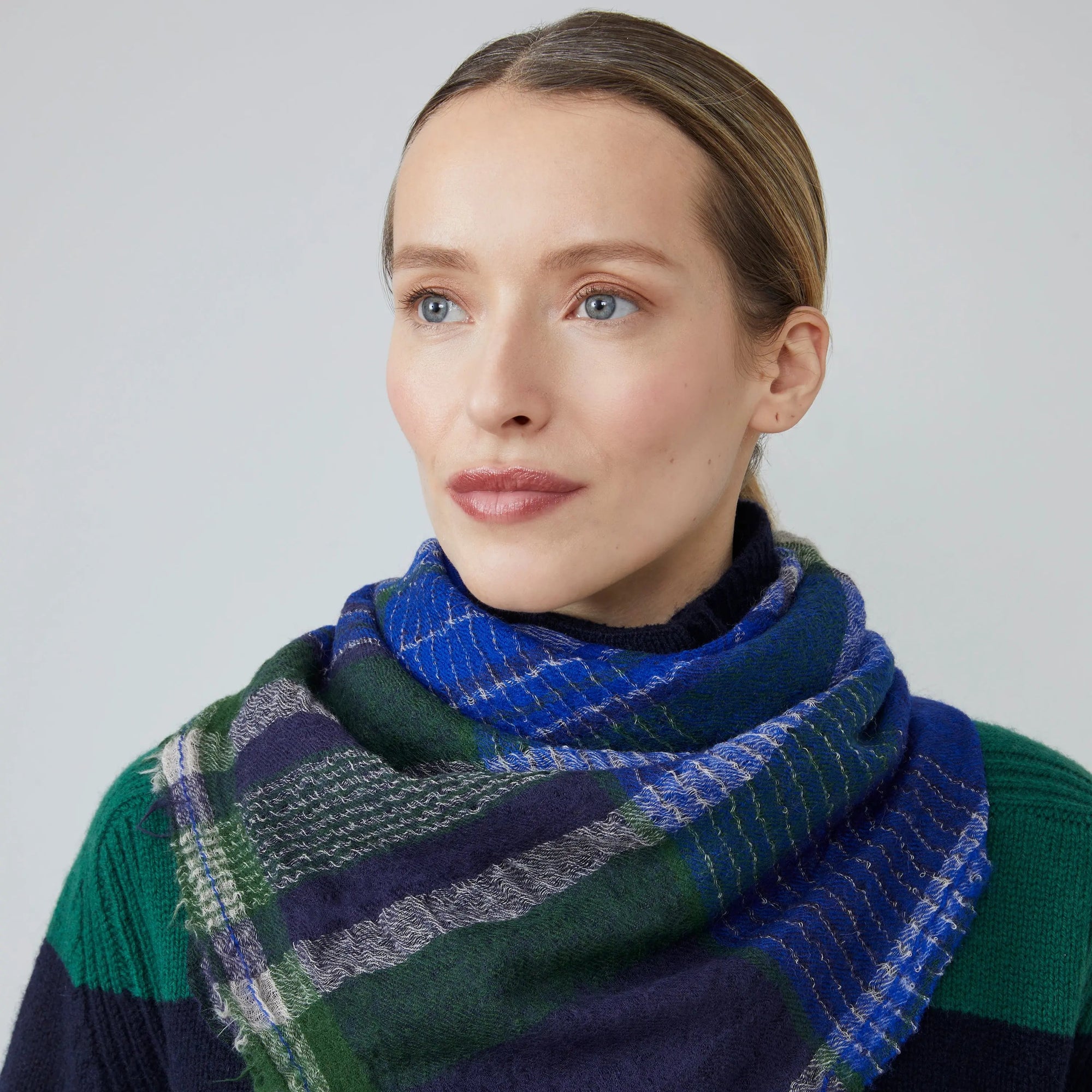 Foulard numero 752 de la marque MoisMont couleur royal blue