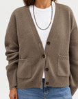 Cardigan vert en cachemire beige boutonné