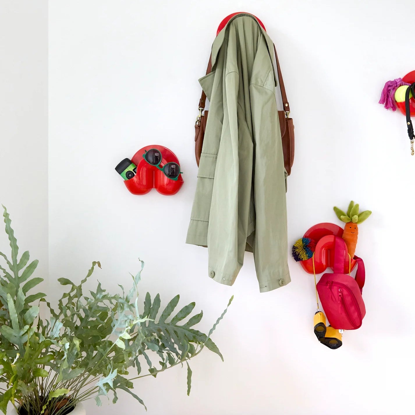 Photo ambiance avec patere rouge