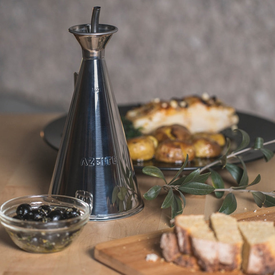 Huilier en acier inoxydable, avec système anti-gouttes. Parfait pour la cuisine et tout aussi élégant pour la table !