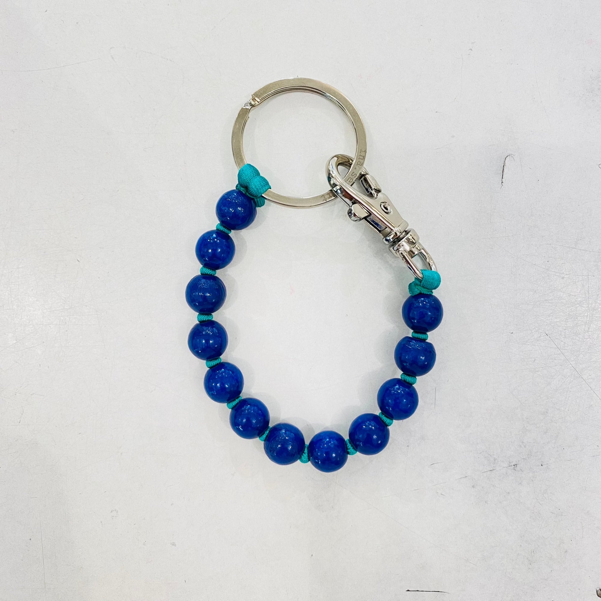 Porte clé perles en bois Ina Seifart, bleu et cordon vert 